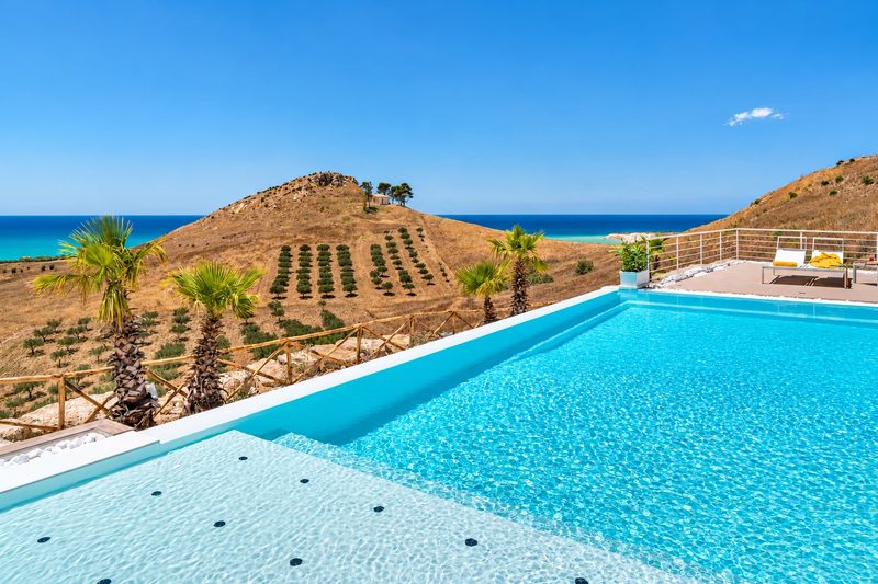 Piscina a sfioro di Villa Domizia, Bovo Marina