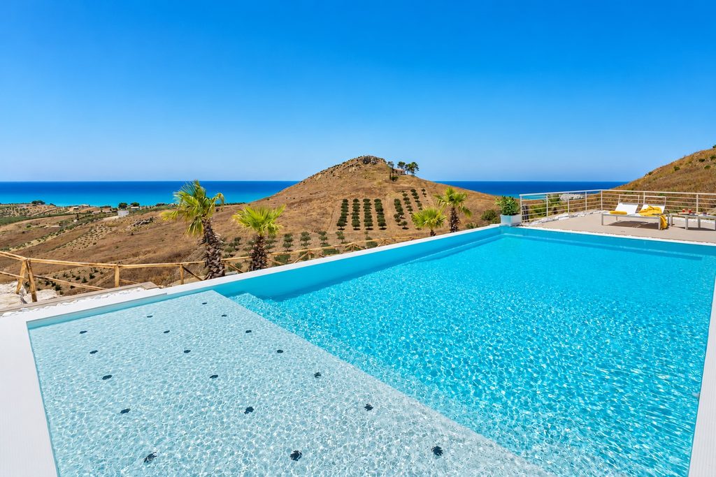 La vista dalla piscina verso il mare
