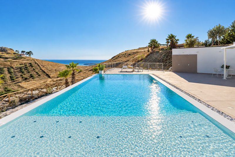 Piscina a sfioro di Villa Domizia, Bovo Marina