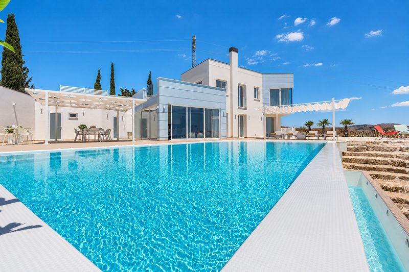 Piscina a sfioro di Villa Domizia, Bovo Marina