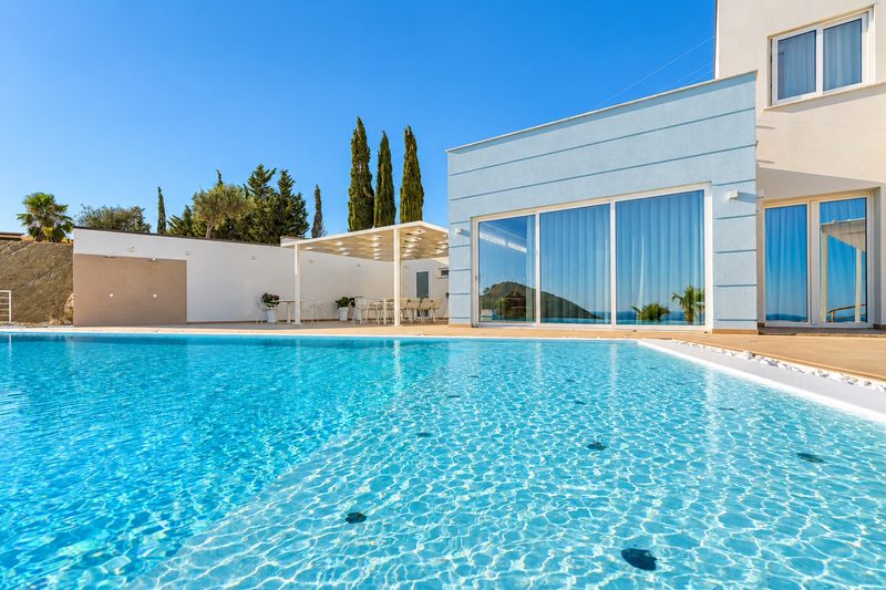 Piscina a sfioro di Villa Domizia, Bovo Marina