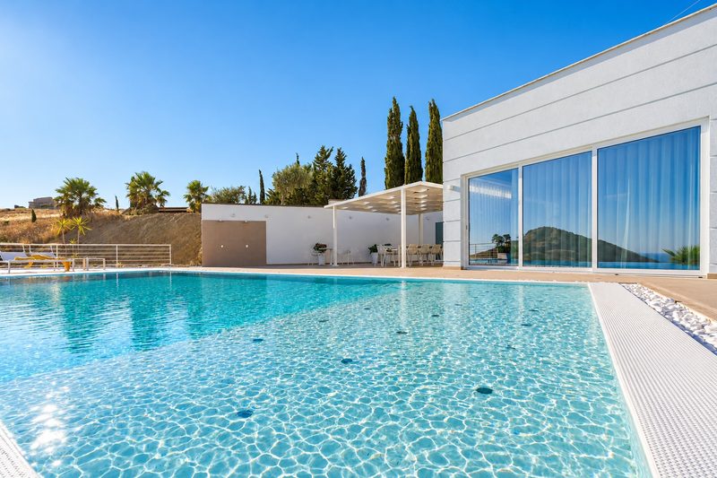 Piscina a sfioro di Villa Domizia, Bovo Marina