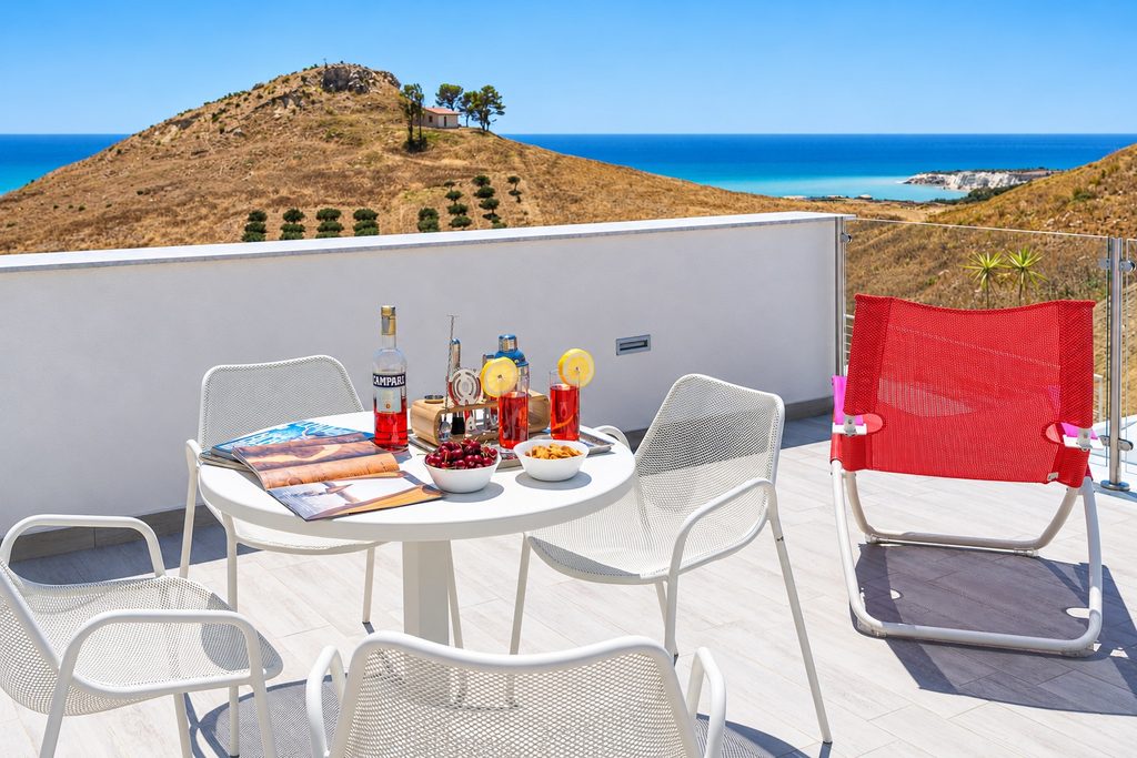 La colazione sulla terrazza, con la vista sul mare