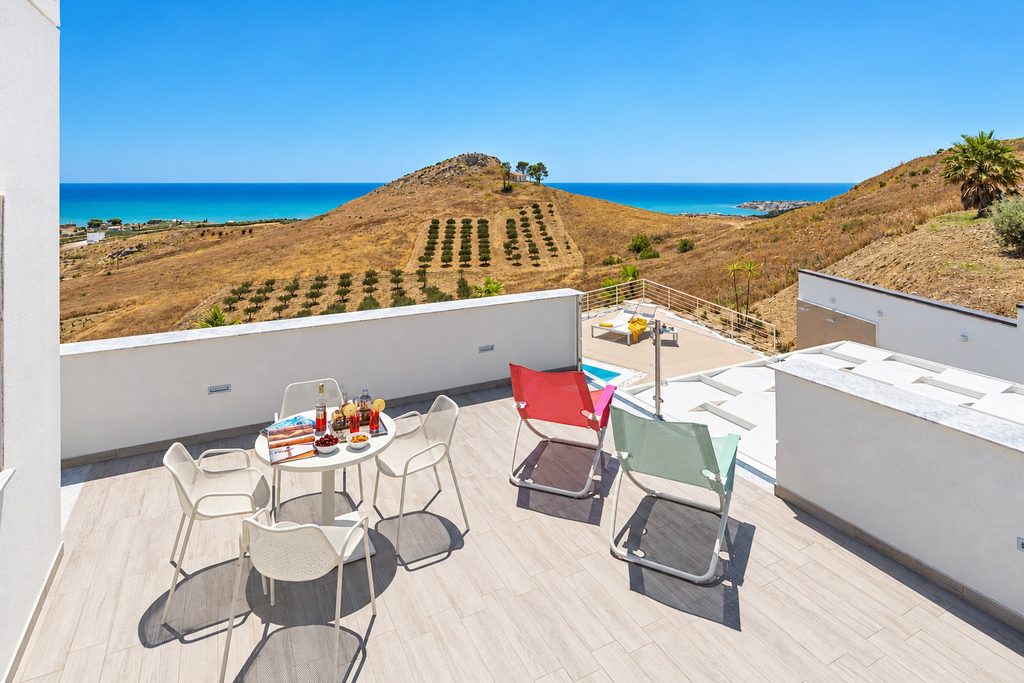 La terrazza del primo piano col tavolo e la vista sul mare