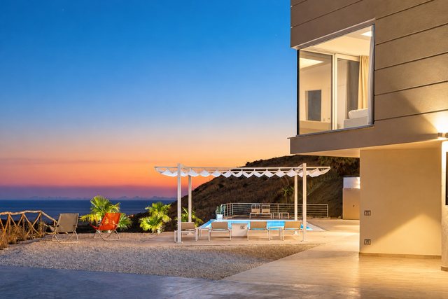 Il giardino al tramonto, con il mare all'orizzonte