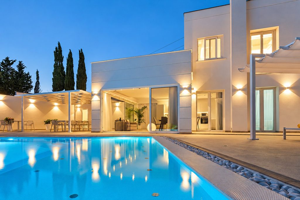 Villa Domizia di sera, con la piscina illuminata