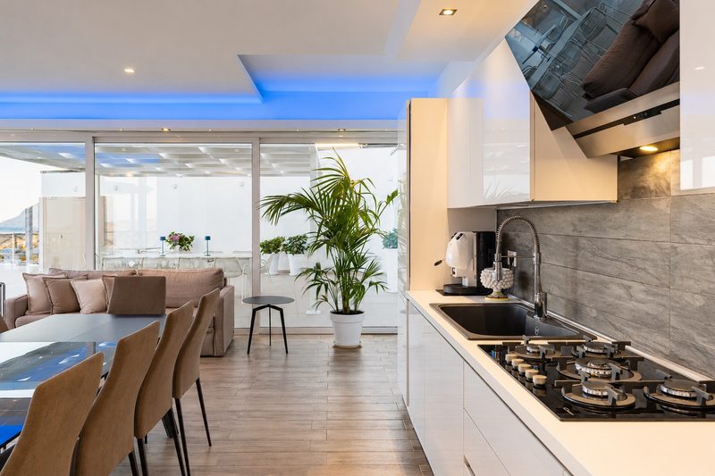 Soggiorno e cucine di Villa Domizia, Bovo Marina