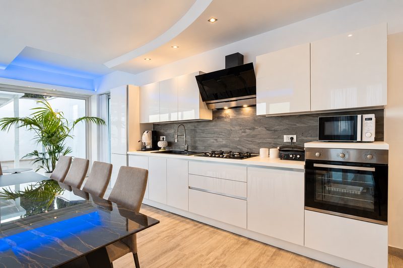 Soggiorno e cucine di Villa Domizia, Bovo Marina