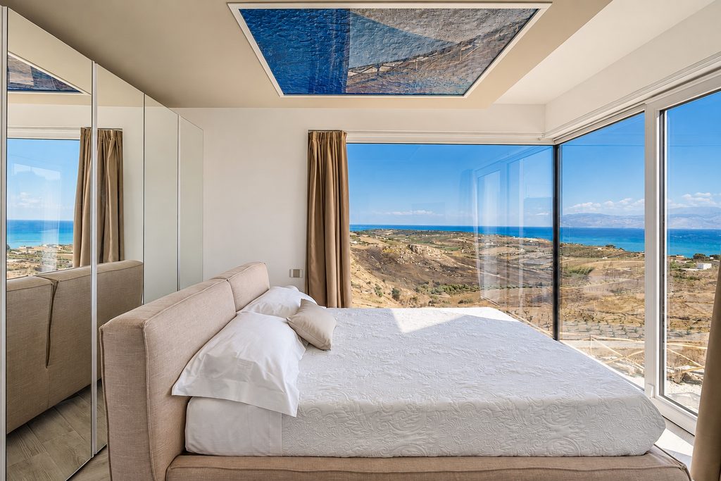 Una camera di Villa Domizia con la vista sul mare