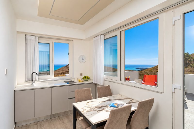Soggiorno e cucine di Villa Domizia, Bovo Marina